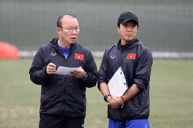 Chính việc HLV Park Hang Seo tin dùng những cầu thủ cũ khiến nhiều fan của chính đội tuyển Việt Nam đặt ra câu hỏi liệu phải chăng ông thầy người Hàn quá an toàn và chưa dám đặt niềm tin dù chỉ 1 lần vào những "làn gió mới".