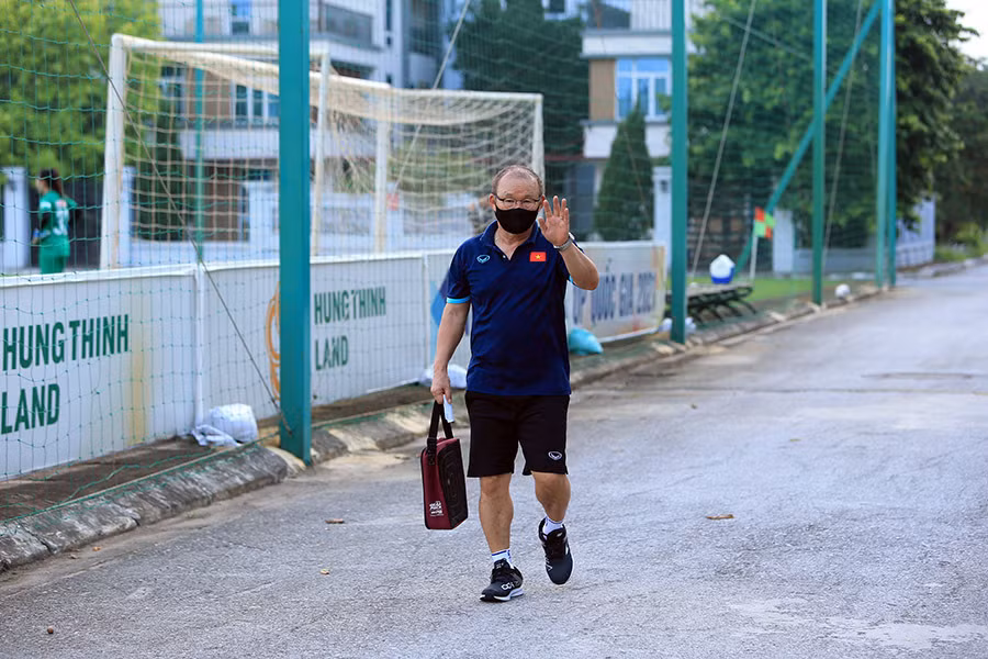 Nhìn vào bản danh sách các cầu thủ đội tuyển Việt Nam trên nhiều người tưởng rằng HLV Park Hang Seo sẽ mạnh dạn thay đổi sự cũ kĩ nơi. Nhưng điều đó chỉ là có thể, bởi nhìn lại quãng thời gian qua, ông thầy người Hàn ít khi dùng những nhân tố mới, ngay cả khi nhiều trụ cột gặp vấn đề về chấn thương.