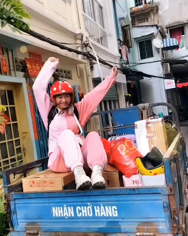 Nữ TikToker tiếp tục lấn sân sang lĩnh vực liên quan tới giày. Cô phát triển tới nỗi số tiền thu về không nhỏ và tự mở cửa hàng dưới mặt đất, góp chi phí xây nhà cùng bố mẹ.