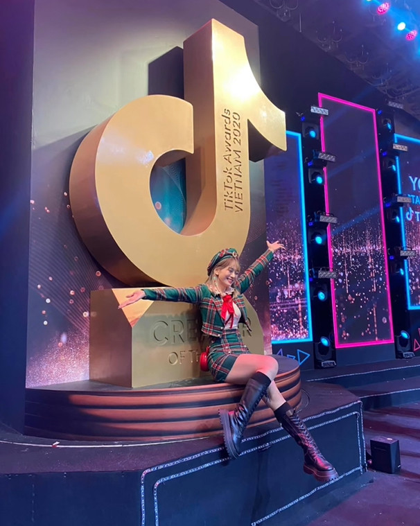 Trong hành trình 10 năm đó, không chỉ sự nghiệp mà ngoại hình của Lê Bống cũng thay đổi rõ rệt.