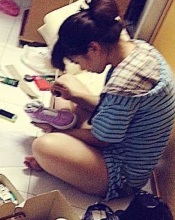 Lê Bống học ngành vẽ nên ban ngày đi học còn tối về lại tranh thủ vẽ thuê kiếm tiền. Tuy nhiên, cú sốc đầu đời cô nhận được đó là thông tin trượt đại học.