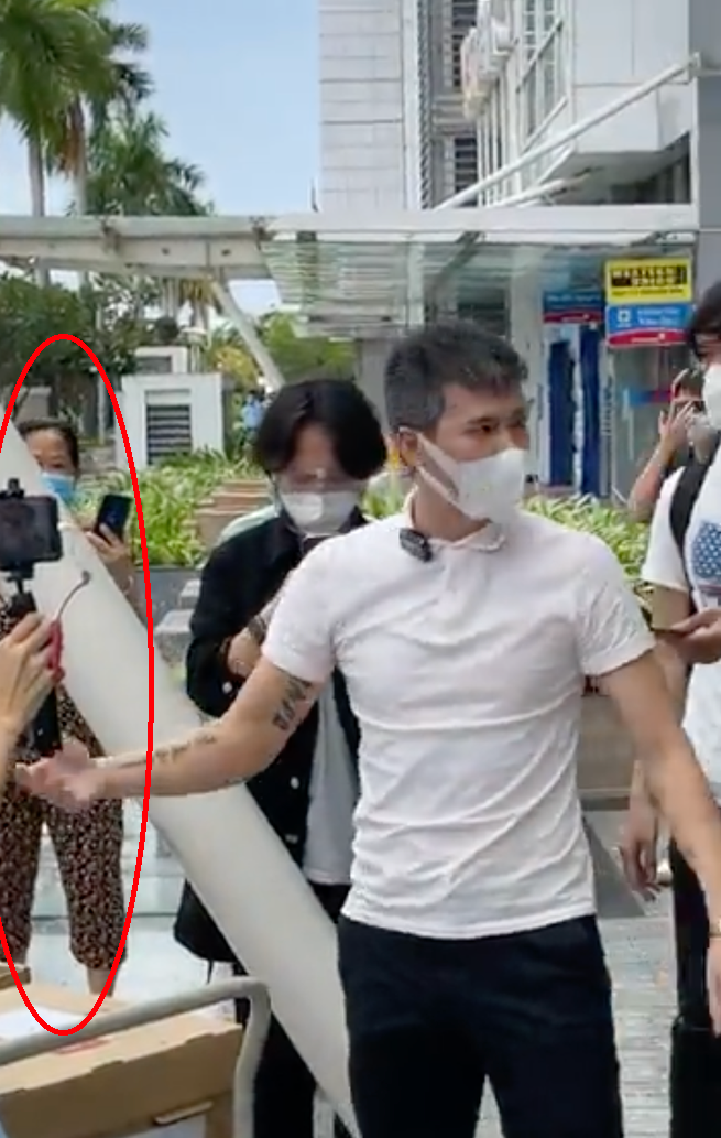 Chỉ bằng chiếc điện thoại, bà và các "đồng nghiệp" chuyên mặc đồ bộ của bà liên tục lia điện thoại theo 2 nhân vật chính là Thủy Tiên và Công Vinh rất chuyên nghiệp.