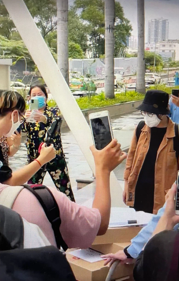 Vì cần công khai minh bạch nên buổi livestream của Thủy Tiên hôm nay có sự xuất hiện của khá đông giới truyền thông.