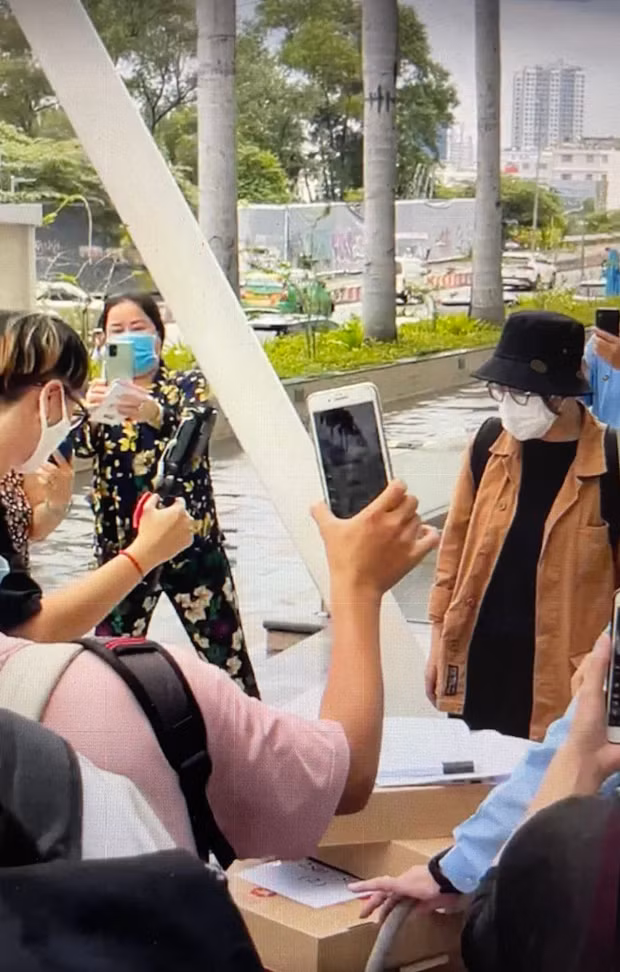 Vì cần công khai minh bạch nên buổi livestream của Thủy Tiên hôm nay có sự xuất hiện của khá đông giới truyền thông.