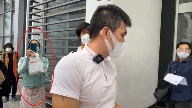 Chưa hết, nhận thức được rằng tình hình dịch bệnh phức tạp nên hóng thì hóng, đam mê thì đam mê chứ bà hàng xóm nào cũng đeo khẩu trang rất đầy đủ.