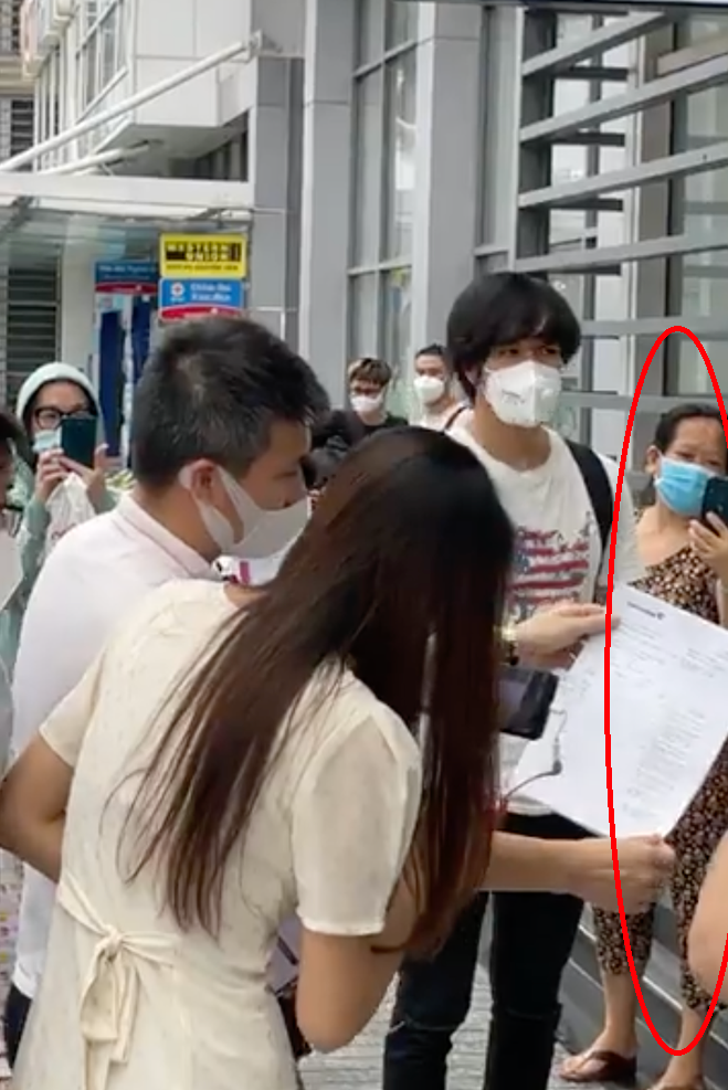 Góc này quay bị khuất? Không sao, bà đổi góc khác! để cho buổi livestream Công Vinh và Thủy Tiên phát trên kênh cá nhân của những chiếc "camera chạy bằng cơm" được nhiều người theo dõi nhất.