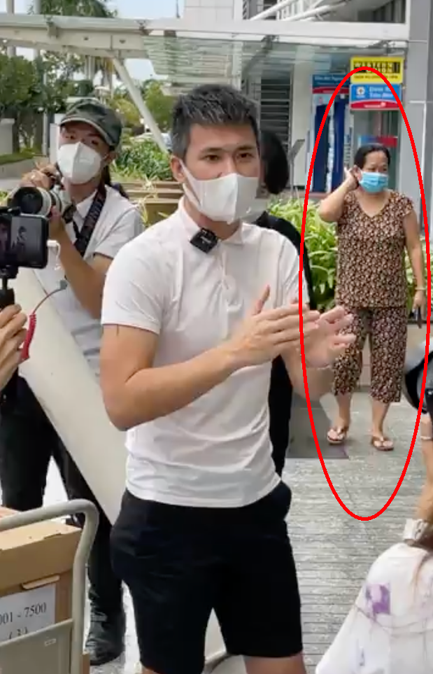 Cánh báo chí trang bị máy quay, điện thoại để tác nghiệp, cơ mà đừng nghĩ mấy anh mấy chị mới làm được thế, bà hàng xóm cũng biết nhé.