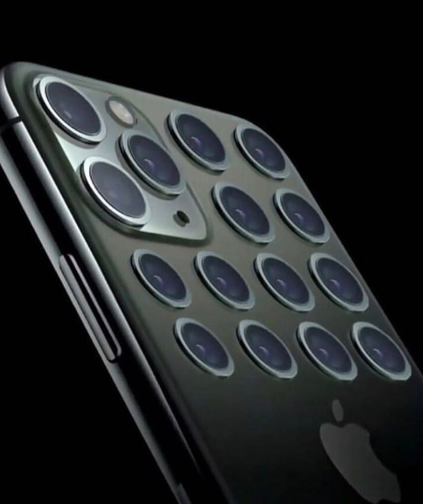 Trước khi chiếc iphone 12 ra mắt, người dùng hài hước dự đoán, nếu mỗi năm Apple ra mắt phiên bản cộng thêm một camera thì đây là tương lai của thế hệ kế nhiệm.