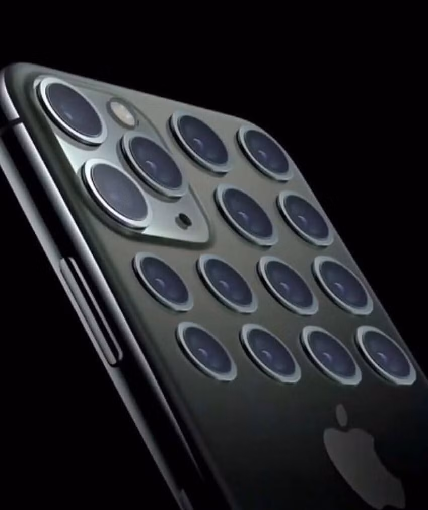 Trước khi chiếc iphone 12 ra mắt, người dùng hài hước dự đoán, nếu mỗi năm Apple ra mắt phiên bản cộng thêm một camera thì đây là tương lai của thế hệ kế nhiệm.