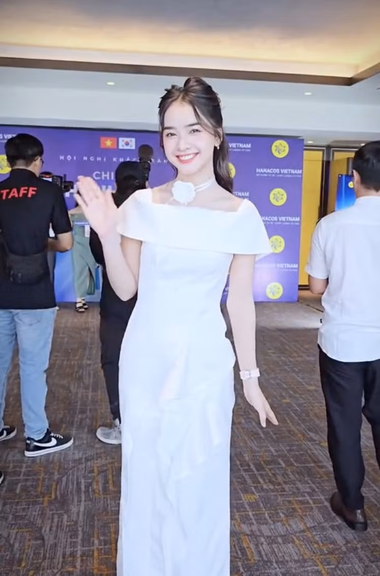 Bên cạnh đó, nhan sắc của Yona Cươn cũng có phần thay đổi sau khi làm răng, khiến nhiều người không nhận ra.