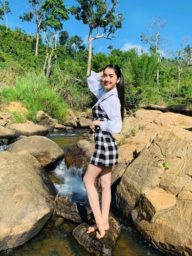 Đáng chú ý nhất vào cuối năm 2023, Yona Cươn bị “ném đá” khi quảng cáo sản phẩm không rõ nguồn gốc. Dù đã lên tiếng xin lỗi, hứa rút kinh nghiệm ngay thời điểm bị “bóc phốt” nhưng tên tuổi của cô vẫn “tụt dốc” trong mắt người hâm mộ.