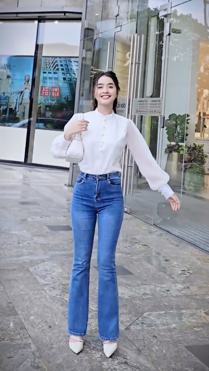 Ở tuổi 20, Yona Cươn chững chạc thấy rõ, gu ăn mặc cũng trưởng thành và quyến rũ hơn. “Sơn nữ Bana” thường xuyên diện những bộ váy ôm body, khoe vóc dáng nuột nà của mình.