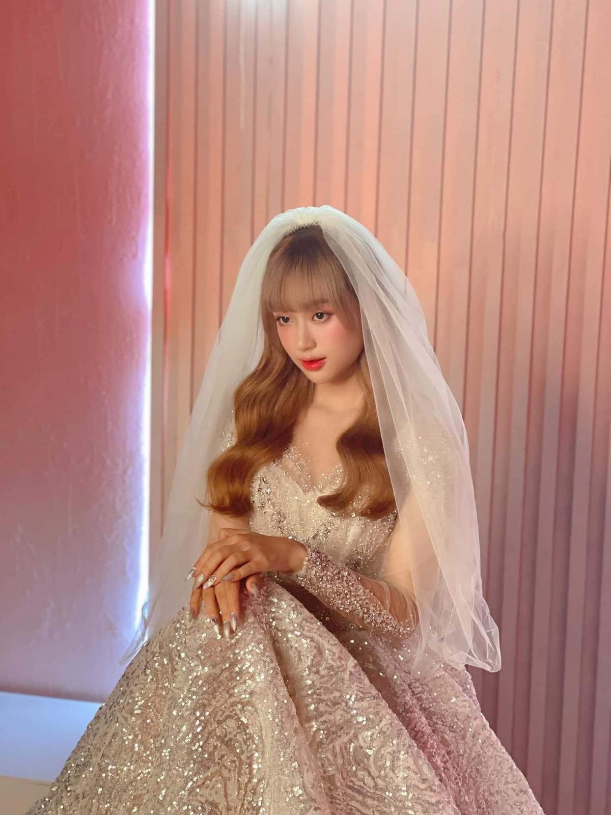 Gần đây, Karty Chang trở về với hình tượng gợi cảm, trưởng thành hơn khi liên tục diện trang phục táo bạo, tôn vóc dáng mảnh mai.