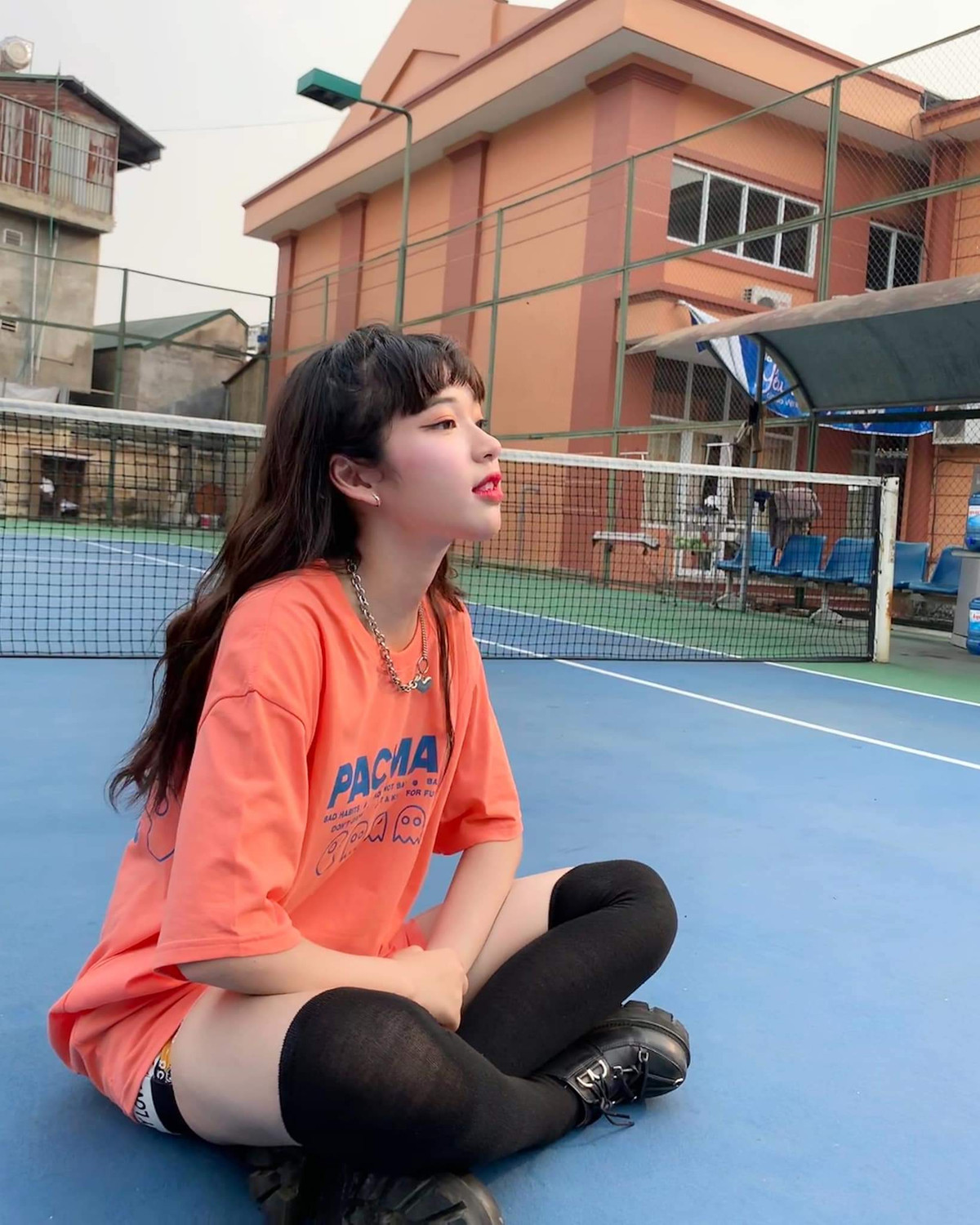 Ngoài đời, Karty Chang không trang điểm quá đậm và luôn ưu tiên những thiết kế dễ mặc, tiện lợi.