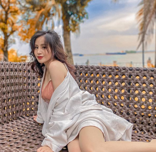 Cụ thể, trên trang cá nhân bà Tưng thường chia sẻ loạt khoảnh khắc "đốt mắt" dân mạng với thân hình chuẩn chỉnh.