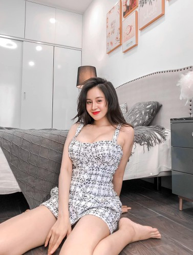 Theo đó, bà Tưng chia sẻ loạt khoảnh khắc "sống ảo" từ mọi góc trong căn hộ mà cô đang ở.