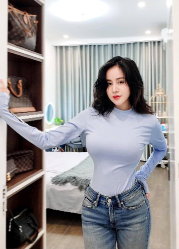 Cách đây chưa lâu, "hiện tượng mạng" một thời này đã đăng tải loạt ảnh "thả thính" kèm hình ảnh khoe dáng đầy mặn mà, gợi cảm.