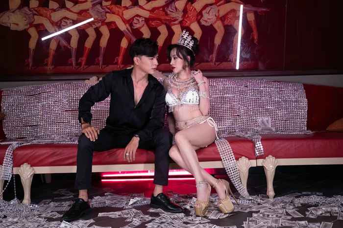 Xuất hiện trong MV, bà Tưng vẫn nóng bỏng như chính cái biệt danh của mình ngày nào.