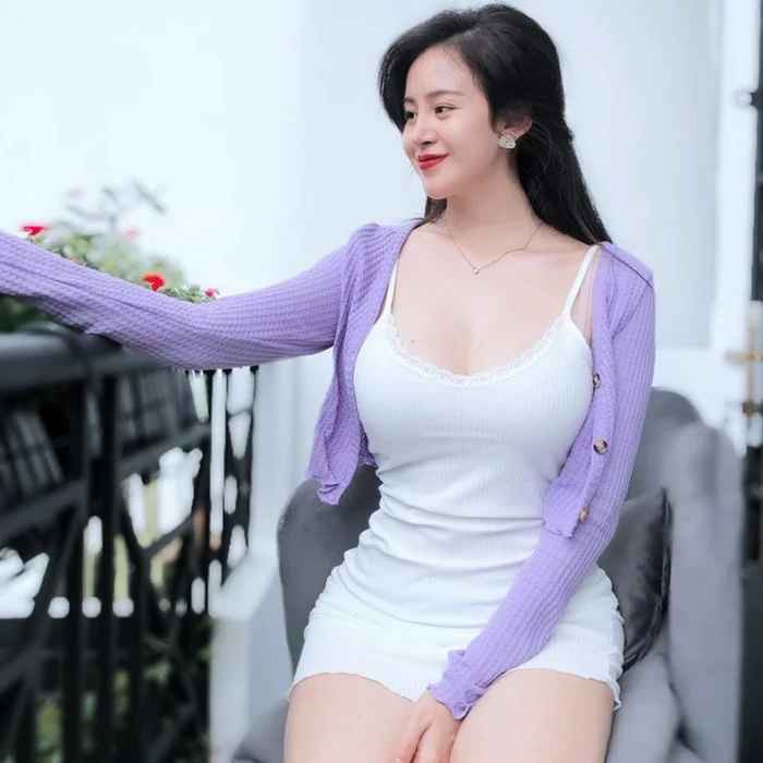 "Im hơi lặng tiếng" một thời gian dài, hot girl bà Tưng giờ đây đã trở lại với "đường đua" gái xinh, thay đổi phong cách 360 độ.
