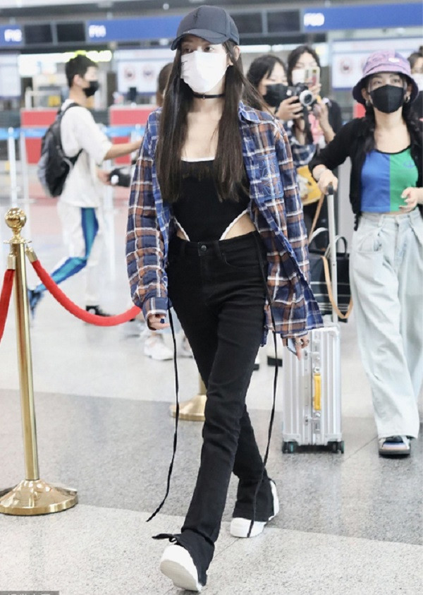 Ngày nay, bodysuit vẫn giữ nguyên thiết kế liền thân như bikini 1 mảnh. Ngoài chất liệu phù hợp cho đi biển, thì nó còn được sử dụng như một dạng trang phục đa năng, có thể kết hợp với nhiều trang phục khác nhau để diện ra phố hoặc nhiều mẫu còn có thể mặc như đồ lót ở bên trong.