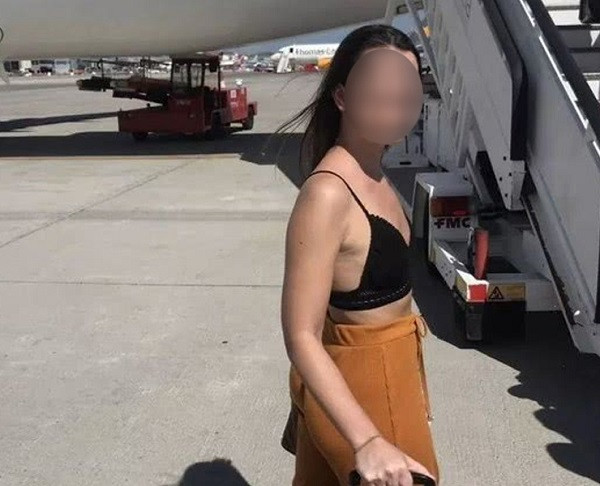 Một cho giáo sư của Đại học Thời trang London cho rằng, việc mặc áo ngực ở nơi công cộng bắt nguồn từ việc thể hiện nhu cầu của bản thân hơn là mong muốn đi ngược lại đạo đức thông thường.