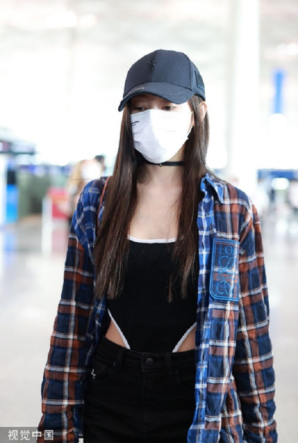 Ngoài đồ lót thì những bộ bodysuit cũng được tận dụng triệt để. Cô nàng này thu hút sự chú ý với bodysuit khoét hông cao kết hợp quần jean, áo sơ mi khoác bên ngoài.