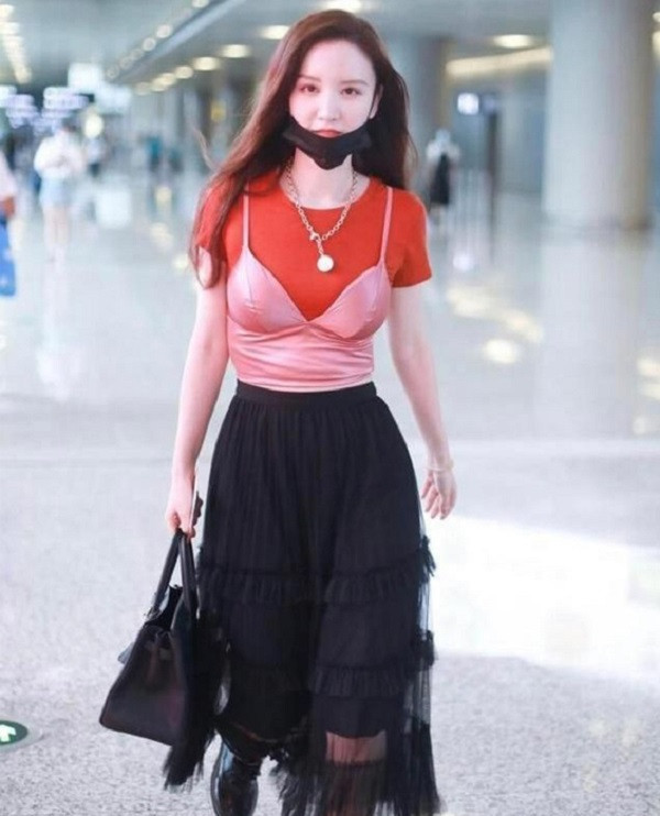 Trên mạng xã hội, một tài khoản cho rằng, việc vô tư mặc áo ngực đến nơi công cộng của các chị em rất phản cảm và đặt ra một câu hỏi: "Phái nữ sẽ nghĩ gì nếu Nam giới làm điều tương tự ? Họ sẽ gào lên và cho rằng đó là sự biến thái hay lố bịch ? "Cơ thể của bạn, lựa chọn của bạn " nhưng không gian công cộng không của riêng bạn, nhất là ở sân bay có sự xuất hiện nhiều người ở nhiều lứa tuổi, bao gồm cả trẻ em".