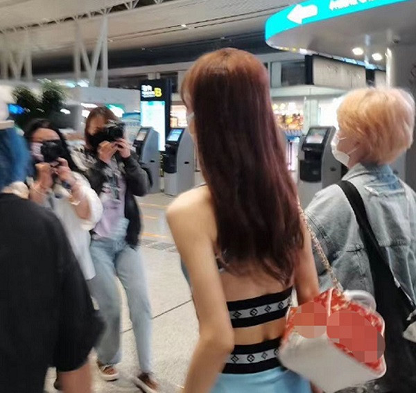 Để lộ đồ lót trước đó bị coi là lỗi thời trang gây xấu hổ thì giờ đây, nó được coi là sự giải phóng bản thân.