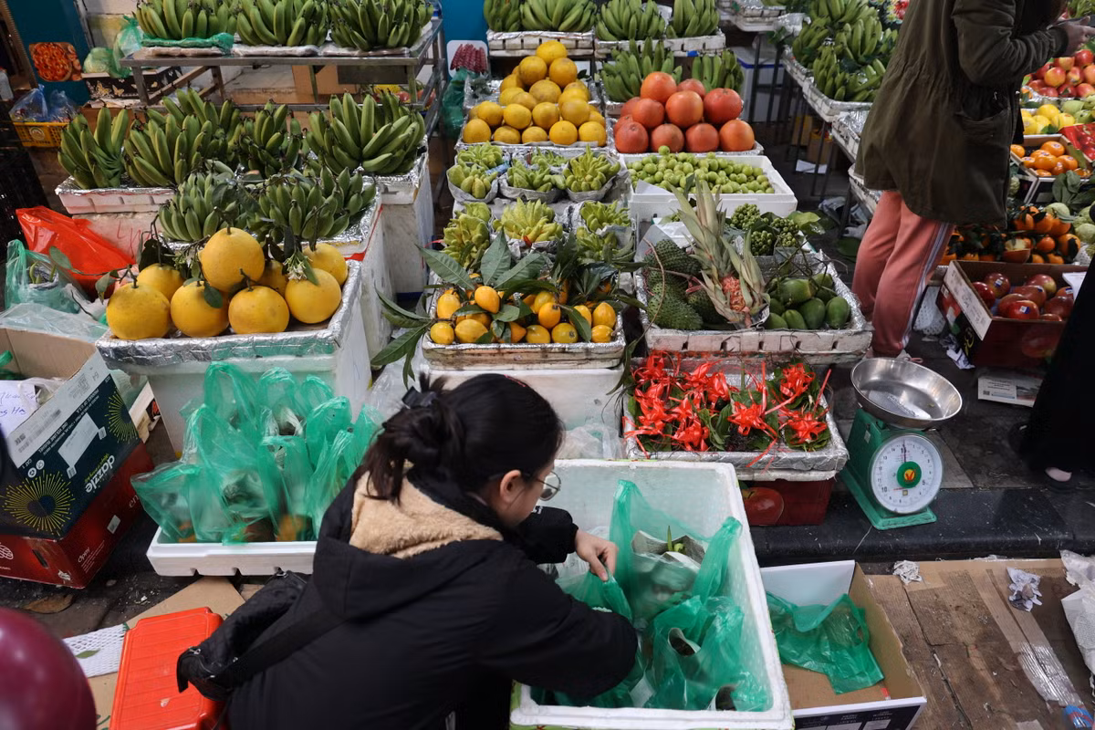 Thăm chợ Hàng Bè những ngày này, du khách có thể cảm nhận rõ không khí nhộn nhịp, náo nức đón Tết của người dân Thủ đô.