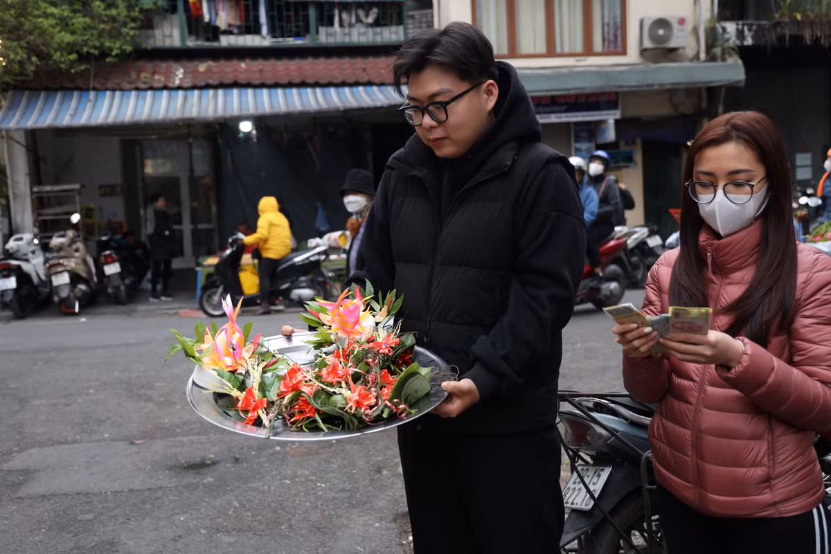 Quả cau, lá trầu được têm sẵn cũng có tại chợ Hàng Bè.