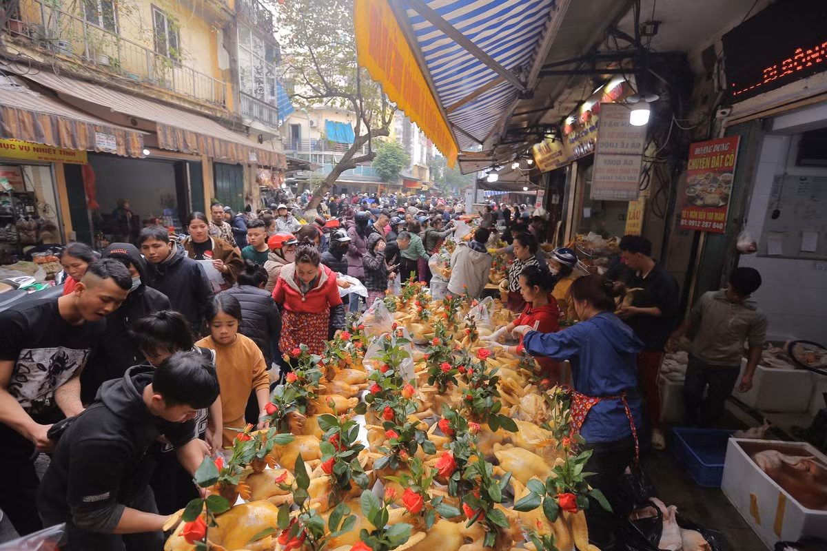 Chợ Hàng Bè (Hoàn Kiếm, Hà Nội) là địa chỉ quen thuộc với người dân Thủ đô từ xưa tới nay, nổi tiếng với thực phẩm tươi ngon, tinh tế, mang "chất riêng" của ẩm thực Hà Nội.