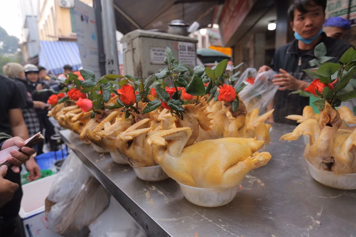 Chợ Hàng Bè cũng nổi tiếng với mức giá đắt đỏ nên còn được gọi là "chợ nhà giàu" giữa phố cổ. Chỉ dài chưa đến 200m, nhưng khu chợ này có đủ thứ cho một mâm cúng Tết.