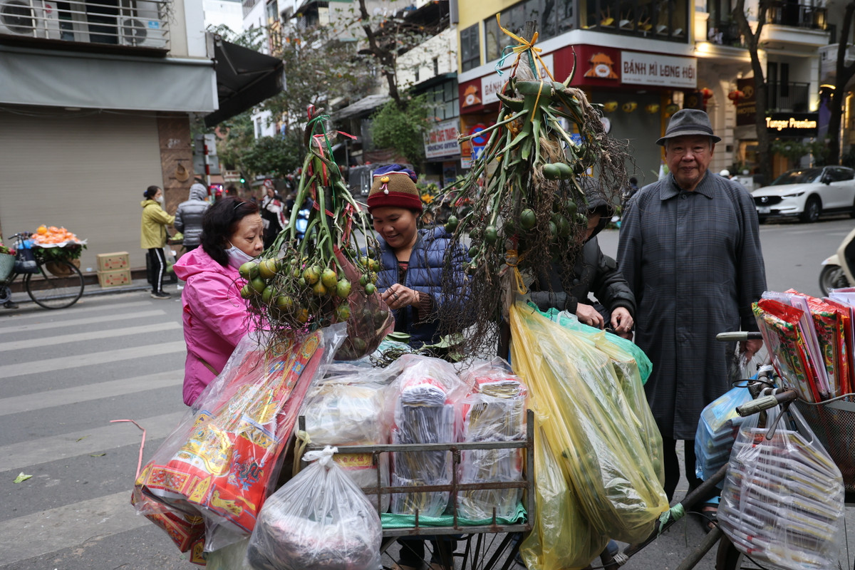 Một tiểu thương buôn bán mặt hàng vàng mã một góc trên phố Hàng Bè.