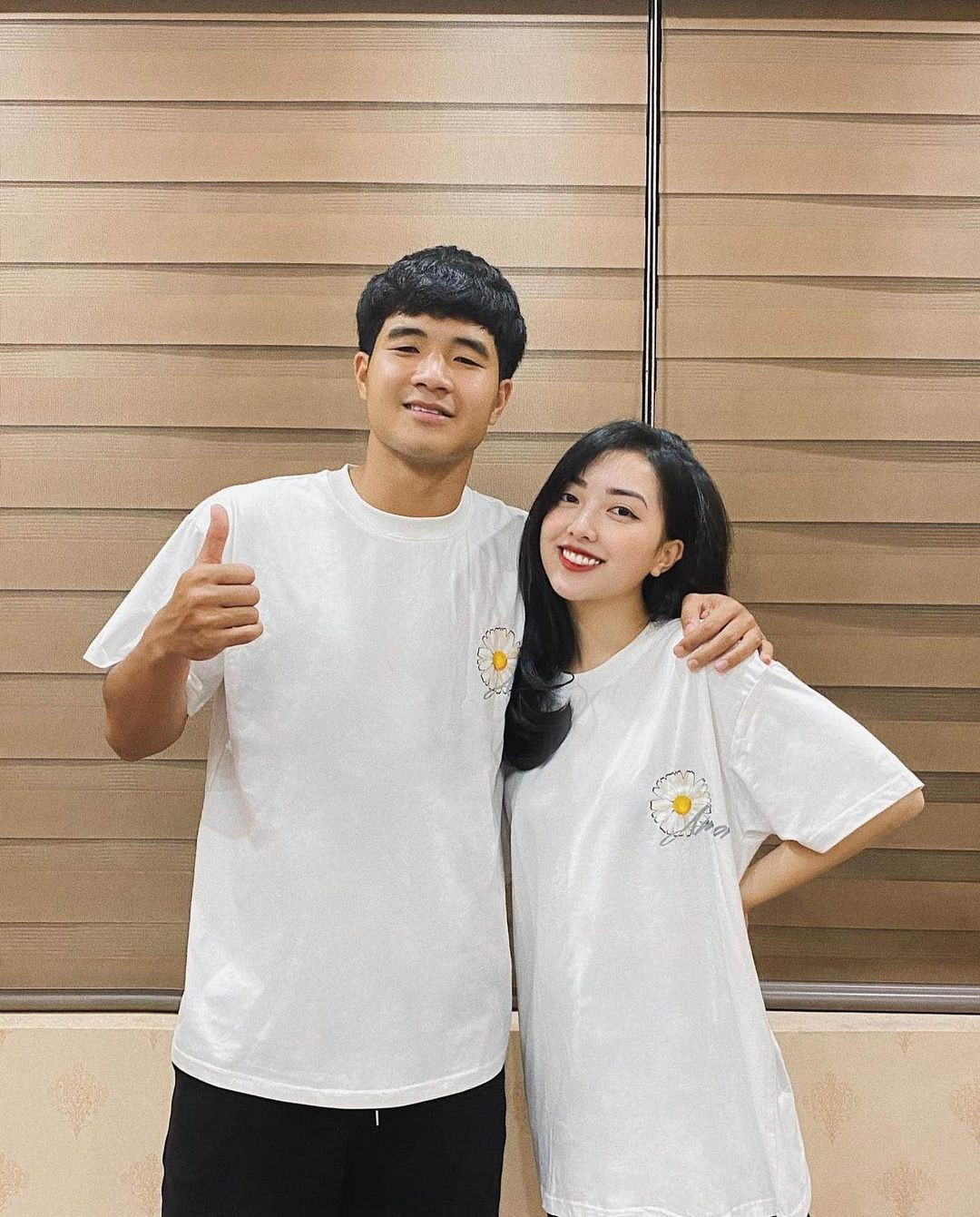 Ngắm tấm thiệp cưới của cầu thủ đội tuyển Việt Nam, người hâm mộ đặc biệt ấn tượng với cách ghép hình ảnh của cô dâu và chú rể hồi nhỏ vừa hài hước vừa độc đáo.