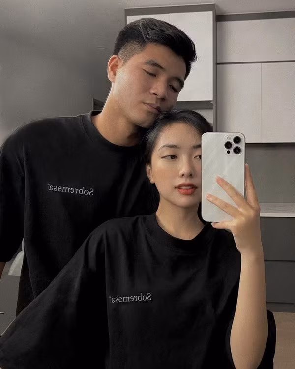 Bà xã Đức Chinh cũng là người có tài năng về hội hoạ, thiết kế nên thành quả của cặp đôi là tấm thiệp mời độc lạ, ấn tượng lại thể hiện đúng tính cách của cả hai thế này đây.