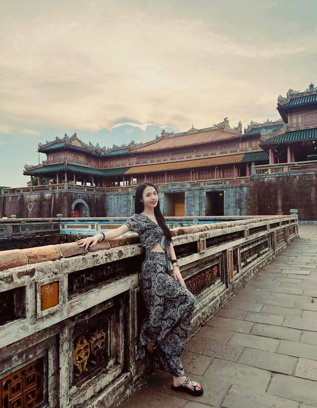 Mỗi khi xuất hiện tại các sự kiện, Trần Thị Duyên gây chú ý với phong cách giản dị, trang điểm nhẹ nhàng, màu son đỏ làm nổi bật màu da trắng mịn.