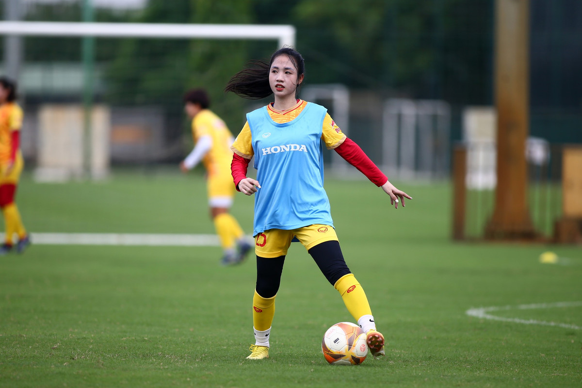 Nữ tuyển thủ sinh năm 2000 thi đấu ở vị trí hậu vệ. Cô được đánh giá cao về tài năng và cả sắc vóc nổi bật trên sân thi đấu.