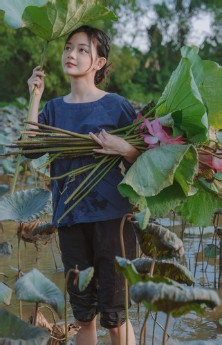 Khi lớn lên, những chuyến đi như vậy cũng dần thưa, nhưng những ký ức về cuộc sống thân thuộc ấy đã thôi thúc mình xây dựng kênh Thôn Nữ official để tái hiện lại những ký ức đẹp ấy và chia sẻ với mọi người”. Lâm Anh cho biết thêm.