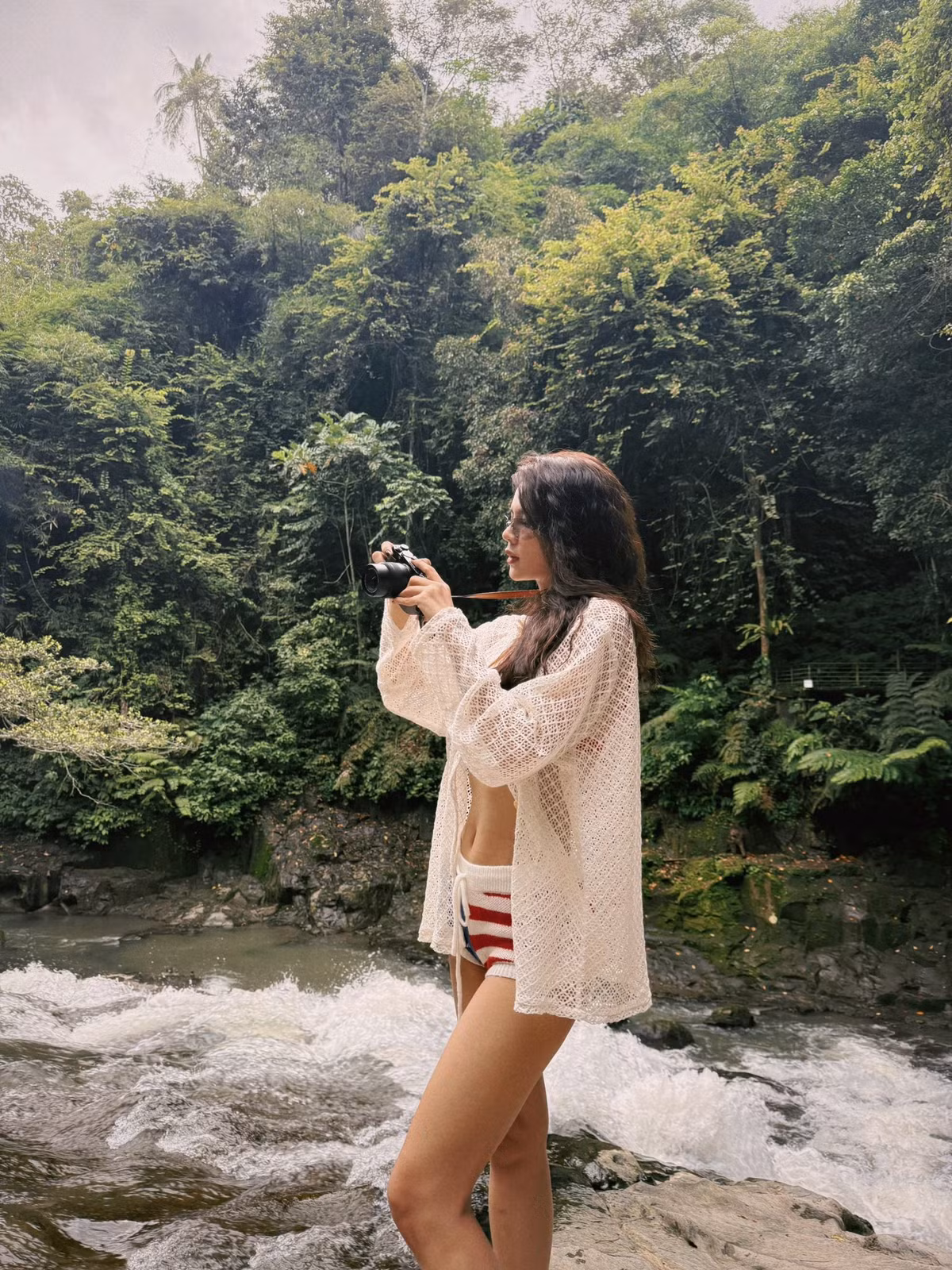 Cũng không ít lần Trà My tự tin khoe mặt mộc trên trang cá nhân, làn da trắng mịn và gương mặt vline khiến dân mạng "hờn dỗi".