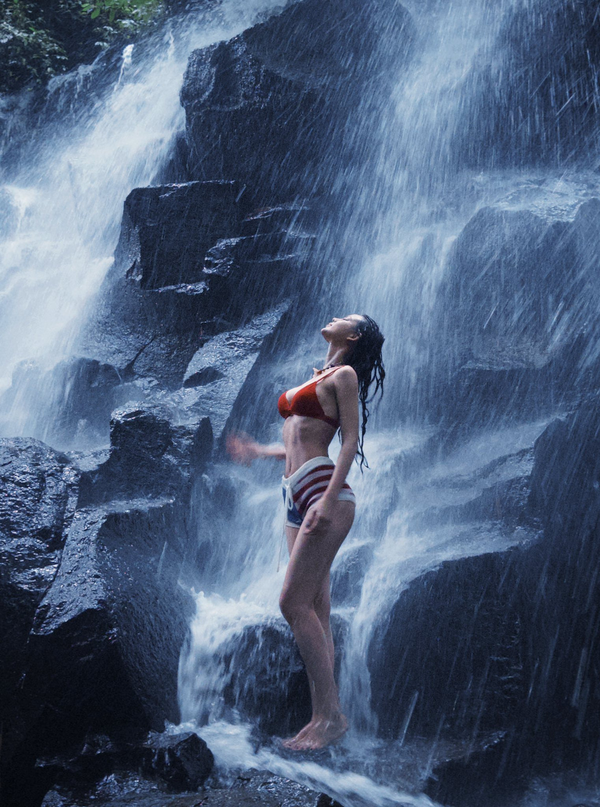 Với body miễn chê những bức ảnh hóa thân thành "nữ thần tắm suối" của Trà My nhận vô vàn lời khen.