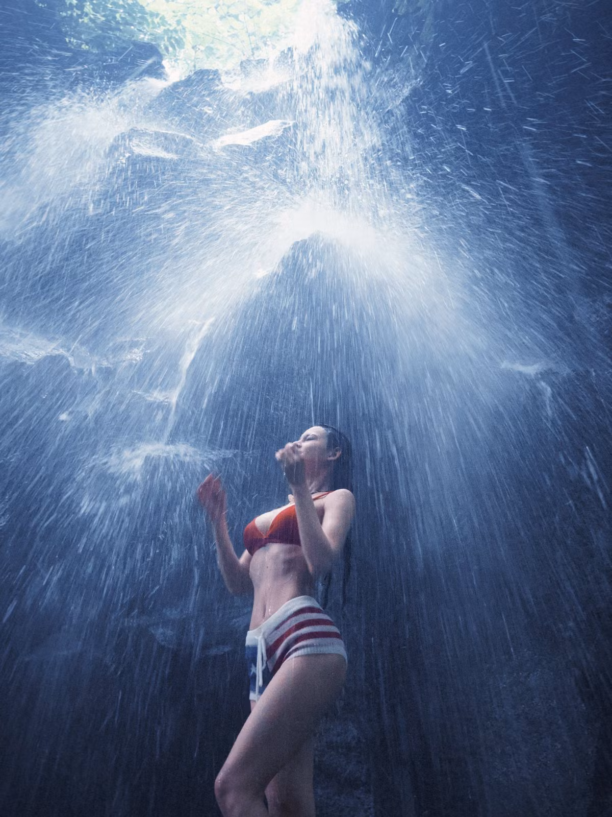 Theo tìm hiểu những bức ảnh hóa "nữ thần tắm suối" của Thái Trà My được thực hiện trong chuyến du lịch tới Bali - Indonesia.