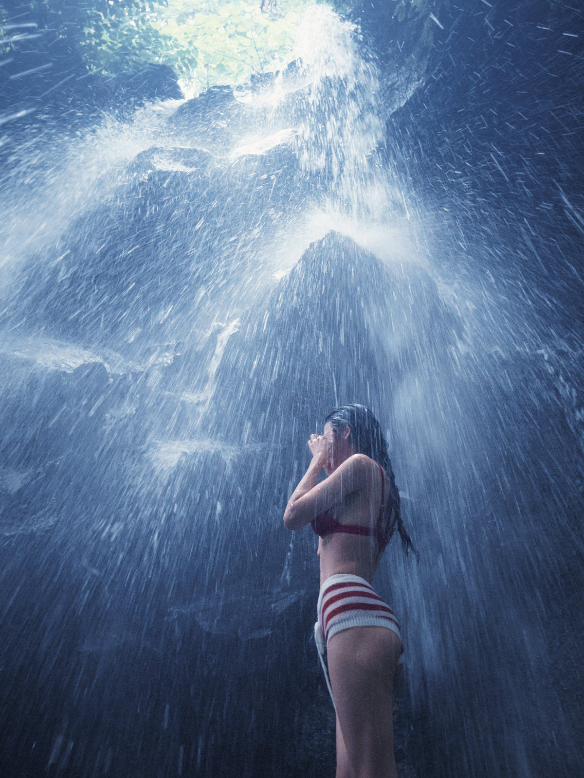 Thân hình nuột nà với vòng eo thon gọn, quyến rũ