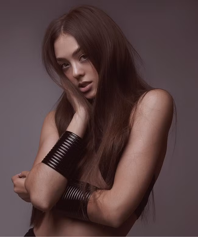 Cách đây không lâu, Dianka "gây sốt" mạng xã hội với loạt ảnh bán nude táo bạo. Bạn gái cựu thủ môn đội tuyển Việt Nam khéo léo dùng mái tóc dài che đi những điểm nhạy cảm.