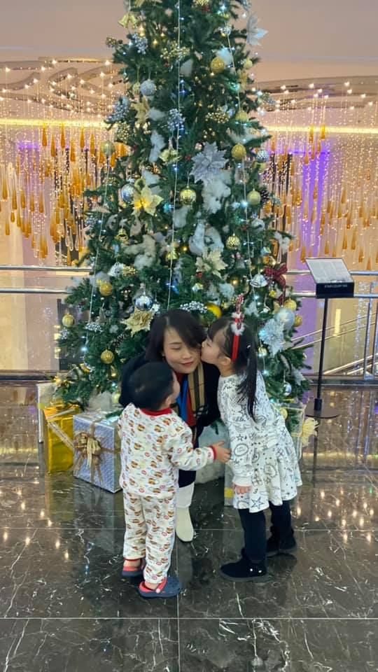 Điều khiến khán giả dễ dàng nhận thấy là chị em Khánh Vy có khuôn miệng rất giống nhau và đều có một nụ cười tươi duyên dáng.