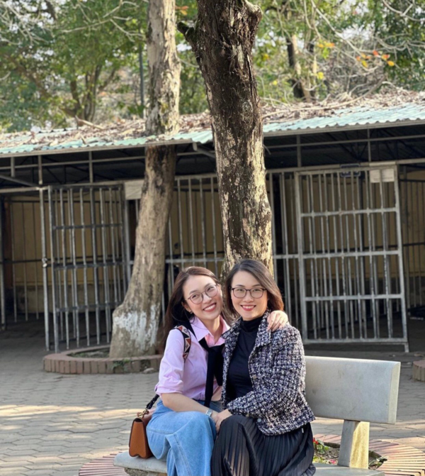 Được biết, chị cả của Trần Khánh Vy tên là Cẩm Tú, sinh năm 1985, hiện đang là Tiến sĩ Khoa học Giáo dục tại Đại học Quốc gia Hà Nội.