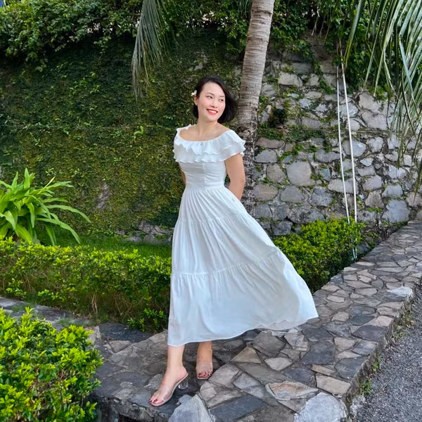 Dù đã là U40 nhưng chị gái Trần Khánh Vy vẫn rất trẻ trung, xinh đẹp. Vì là một người làm trong ngành giáo dục nên chị Cẩm Tú khá ưa chuộng phong cách ăn mặc thanh lịch, nhẹ nhàng.