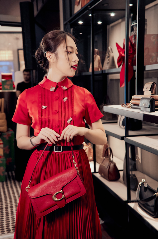 Theo đó, Khánh Vy nổi lên với biệt danh “hot girl 7 thứ tiếng”, cô nàng đã biết tận dụng thời cơ để khẳng định bản thân và trở thành MC khi chỉ mới 17 tuổi.