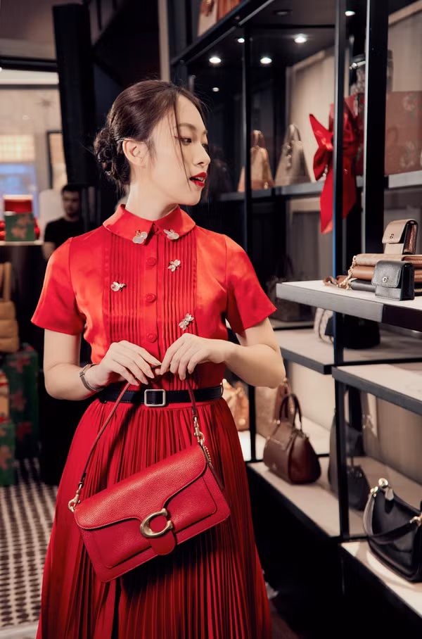 Theo đó, Khánh Vy nổi lên với biệt danh “hot girl 7 thứ tiếng”, cô nàng đã biết tận dụng thời cơ để khẳng định bản thân và trở thành MC khi chỉ mới 17 tuổi.