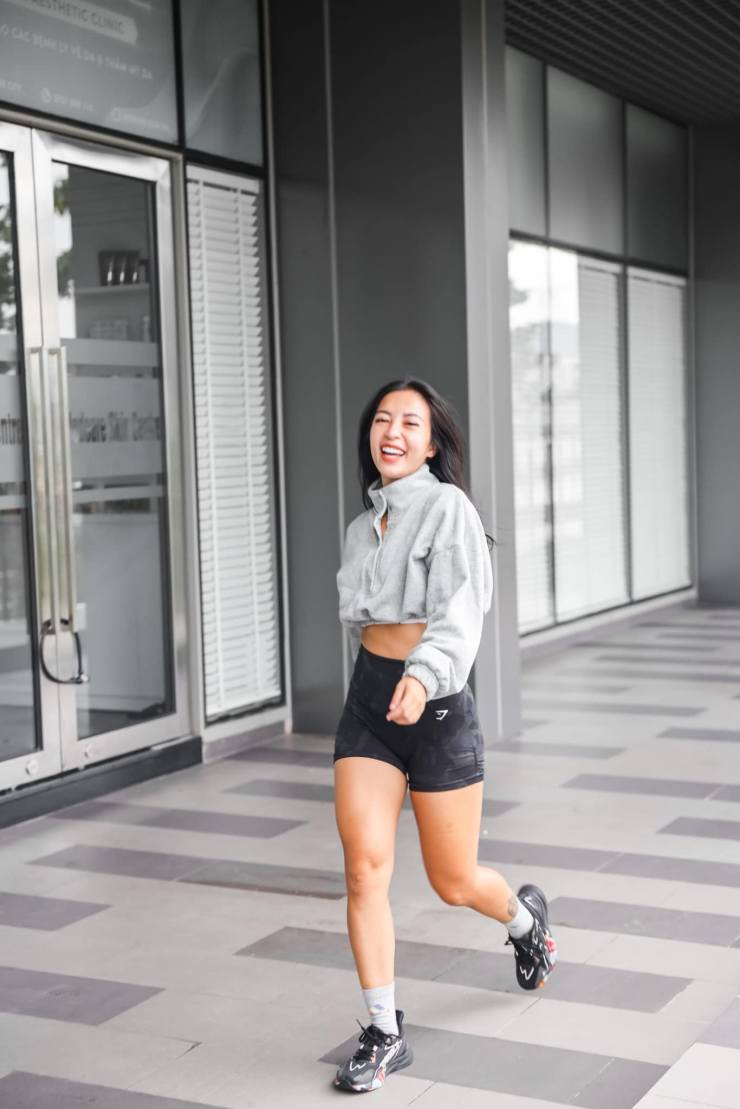 Đôi khi, Hana Giang Anh biến tấu đồ tập với nhiều cách mặc khác nhau để phù hợp hơn khi đến những địa điểm công cộng.