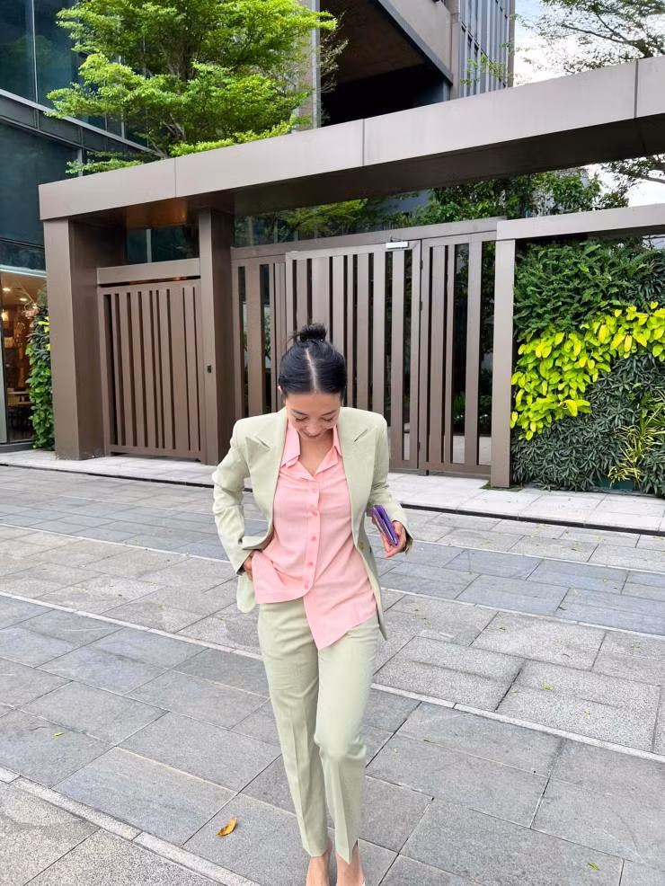 Hana Giang Anh có làn da nâu khoẻ khoắn, vóc dáng lý tưởng giúp cô dễ dàng lựa chọn nhiều phong cách.